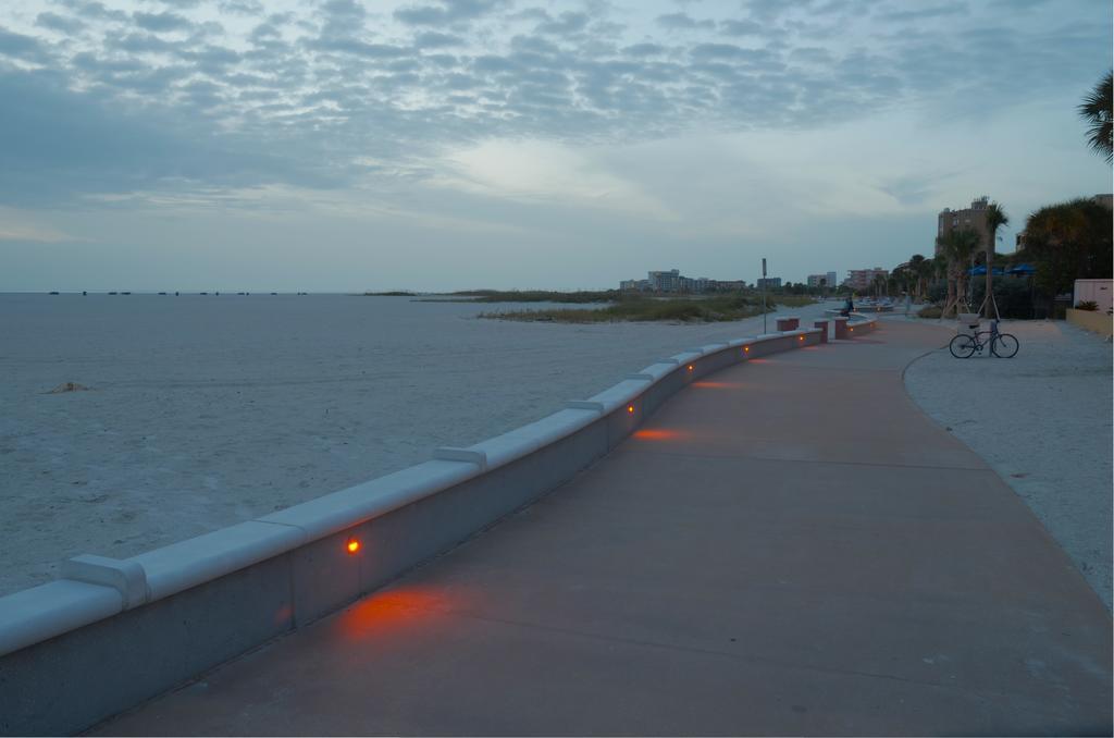 Page Terrace Beachfront Hotel St. Pete Beach Buitenkant foto