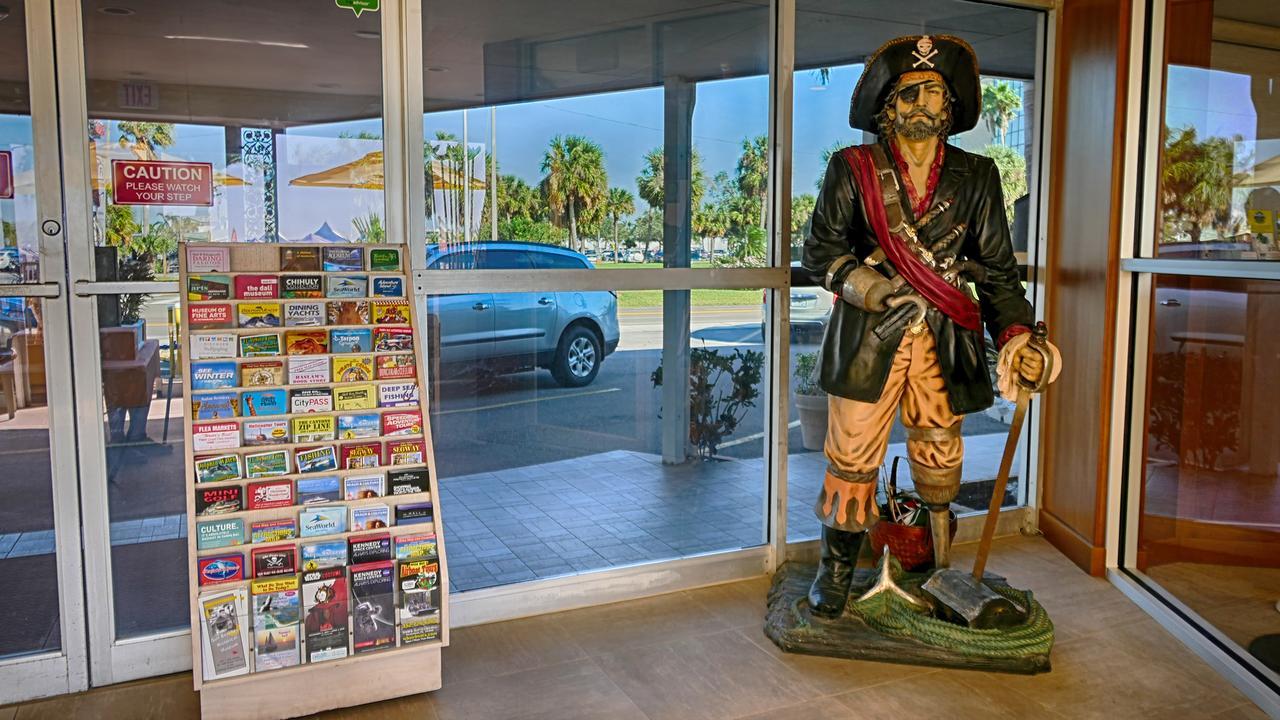 Page Terrace Beachfront Hotel St. Pete Beach Buitenkant foto